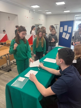 uczniowie podczas głosowania