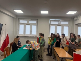 uczniowie podczas głosowania