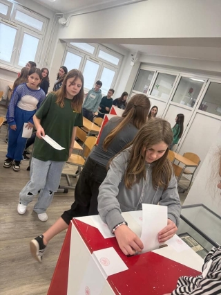 uczniowie podczas głosowania