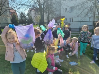 Uczniowie klas 1 podczas sprzątania terenów w pobliżu szkoły