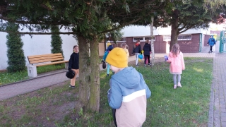 Uczniowie 2a podczas sprzątania terenów w pobliżu szkoły