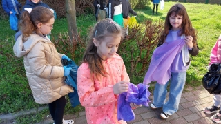 Uczniowie 2a podczas sprzątania terenów w pobliżu szkoły