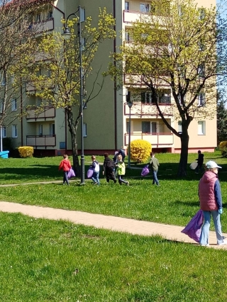 Uczniowie 2c podczas sprzątania terenów w pobliżu szkoły