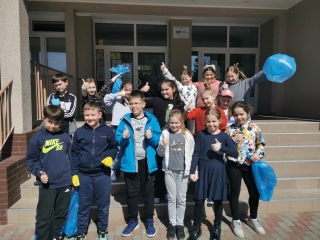 Uczniowie 3b podczas sprzątania terenów w pobliżu szkoły