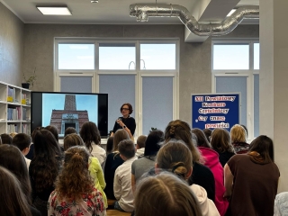 Autorka książek z uczniami