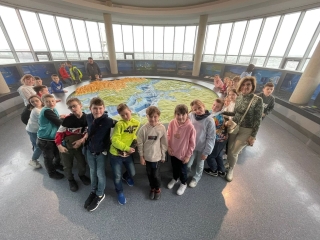 uczniowie zwiedzają Centrum Nauki EXperyment