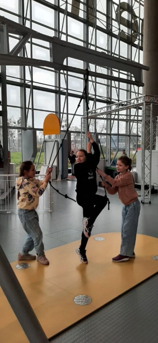 uczniowie zwiedzają Centrum Nauki EXperyment