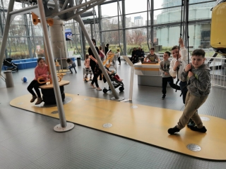 uczniowie zwiedzają Centrum Nauki EXperyment