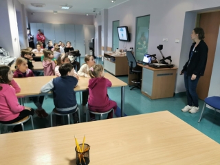 uczniowie zwiedzają Centrum Nauki EXperyment