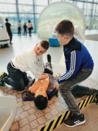 uczniowie zwiedzają Centrum Nauki EXperyment