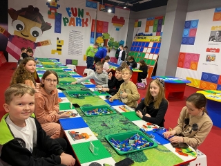 uczniowie eksperymentują z klockami Lego