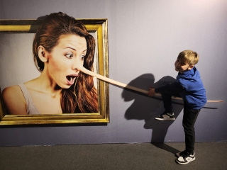 uczniowie zwiedzają wystawę klocków Lego