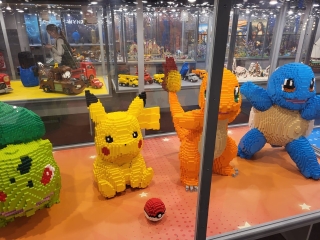 uczniowie zwiedzają wystawę klocków Lego