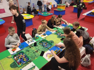 uczniowie eksperymentują z klockami Lego