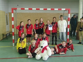 drużyna dziewcząt z trenerem p. Jadach