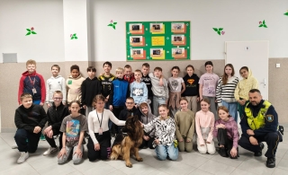 klasa 4a ze Strażnikiem miejskim 