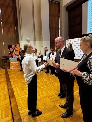 Marysia odbiera zaświadczenie