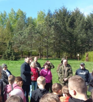 klasa 6b podczas sprzątania lasu