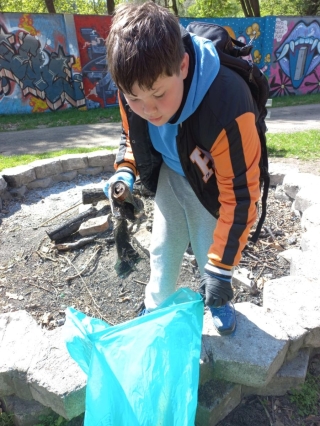 klasa 6b podczas sprzątania lasu