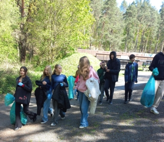 klasa 6b podczas sprzątania lasu