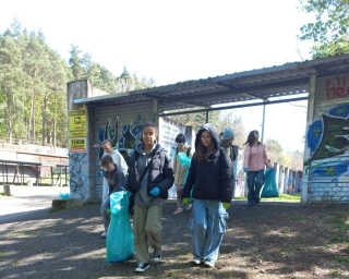 klasa 6b podczas sprzątania lasu