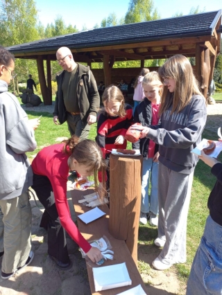 klasa 6b podczas sprzątania lasu - ognisko