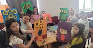 uczniowie podczas zajęć poświęconych życiu i twórczości Vincenta van Gogha