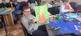 uczniowie podczas zajęć poświęconych życiu i twórczości Vincenta van Gogha