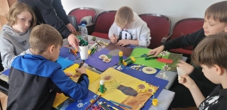 uczniowie podczas zajęć poświęconych życiu i twórczości Vincenta van Gogha