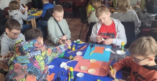 uczniowie podczas zajęć poświęconych życiu i twórczości Vincenta van Gogha