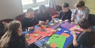 uczniowie podczas zajęć poświęconych życiu i twórczości Vincenta van Gogha