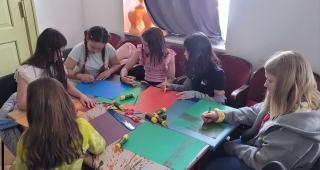 uczniowie podczas zajęć poświęconych życiu i twórczości Vincenta van Gogha