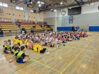 drużyny na płycie boiska