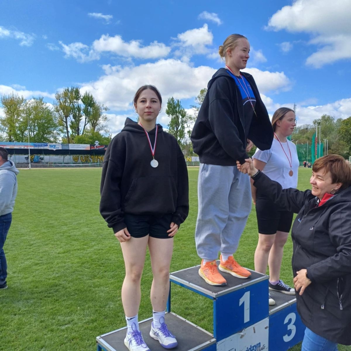 na podium