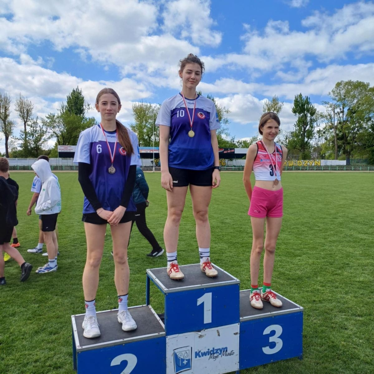 na podium