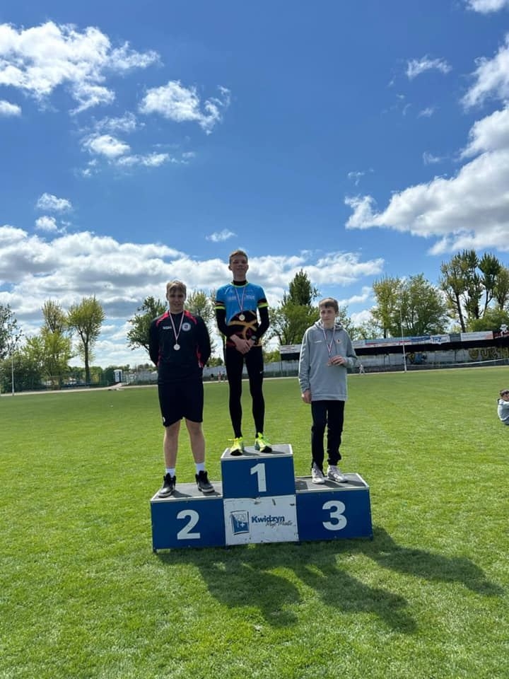 na podium