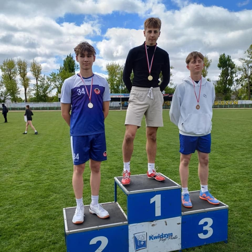 na podium