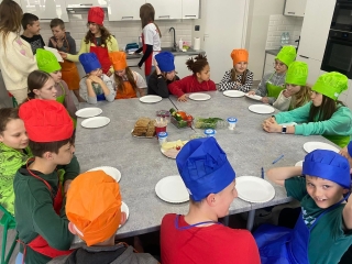 Uczniowie 5b na warsztatach żywieniowych