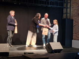 Dziecko odbiera nagrodę