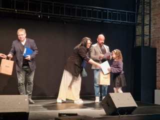 Dziecko odbiera nagrodę