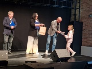 Dziecko odbiera nagrodę