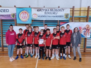 drużyna chłopców z 6a z trenerką