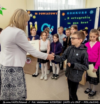 Pani Dyrektor wręcza nagrody i dyplomy