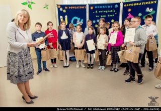 Pani Dyrektor wręcza nagrody i dyplomy