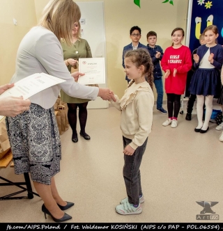 Pani Dyrektor wręcza nagrody i dyplomy