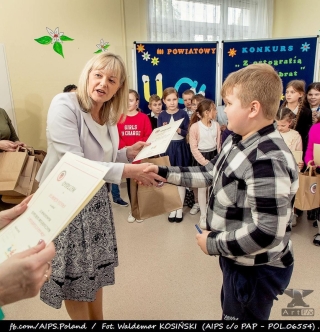 Pani Dyrektor wręcza nagrody i dyplomy