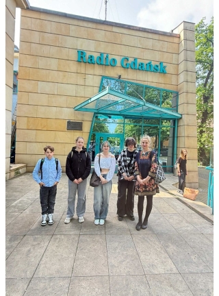 przed siedzibą Radia Gdańsk