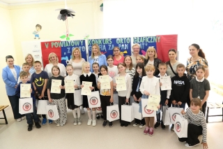 dzieci i nauczyciele