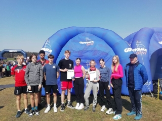 uczestnicy biegów przełajowych