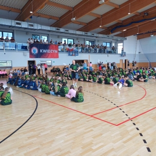 drużyny na płycie boiska